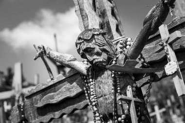 Siauliai, Litvanya haçlar Hill, İsa'nın eski bir tahta haç siyah beyaz görüntü. Tepe çarpılar tarihi ve dini Halk sanat benzersiz bir abidesi