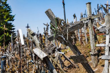 Çok sayıda ahşap haçlar ve haçlar Hill Siauliai, Litvanya, haçlar. Tepe çarpılar tarihi ve dini Halk sanat benzersiz bir abidesi