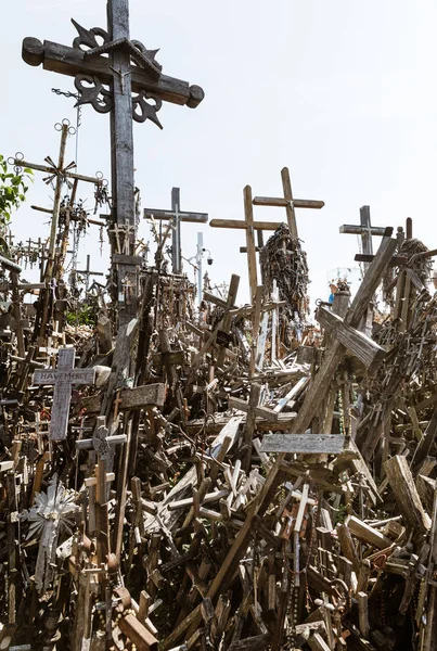 在立陶宛 Siauliai 的十字架山上 大量的木质十字架和十字架 山十字架是历史和宗教民间艺术的独特的纪念碑 — 图库照片