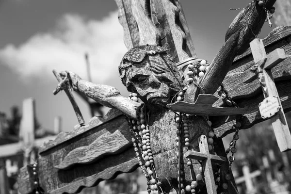 Černobílý Obraz Starý Dřevěný Kříž Krista Kopec Křížů Šiauliai Litva — Stock fotografie