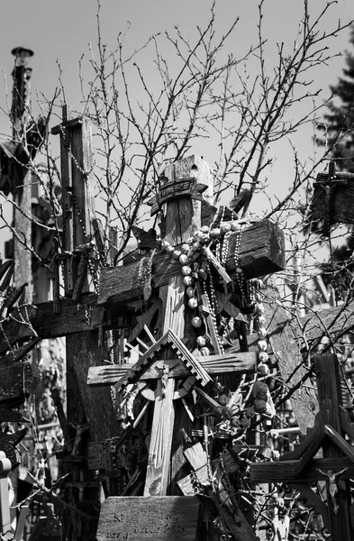 在立陶宛 Siauliai 的十字架山上 木十字架和十字架的黑白图像 山十字架是历史和宗教民间艺术的独特的纪念碑 — 图库照片