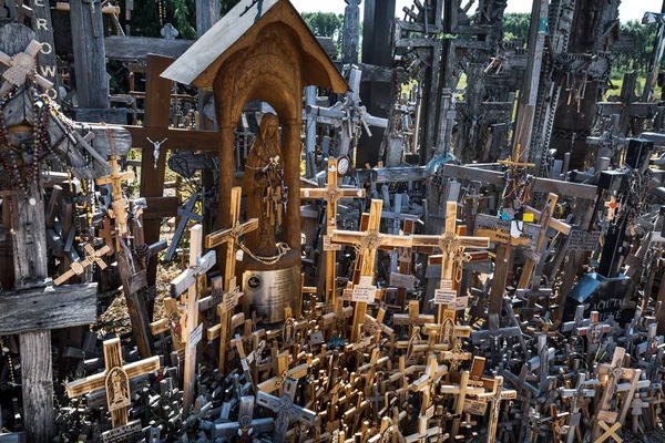 Eine Große Anzahl Von Holzkreuzen Und Kruzifixen Auf Dem Kreuzberg — Stockfoto