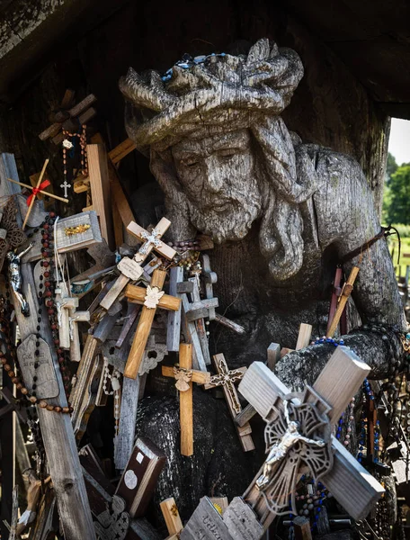 Oude Houten Sculpturen Religieuze Thema Heuvel Van Kruisen Siauliai Litouwen — Stockfoto