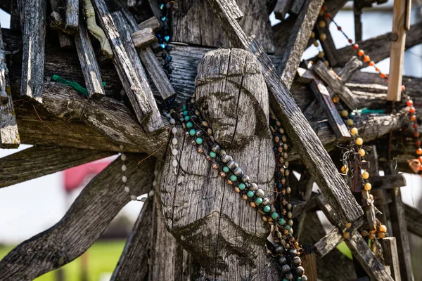 シャウレイ リトアニアの十字架の丘でキリストの古い木製の十字架像 十字架の丘の歴史と宗教的な民俗芸術のユニークな記念碑であります — ストック写真