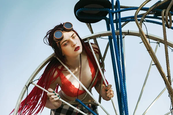 Glamoureuze Meisje Met Dieprode Dreadlocks Een Rode Zwembroek Zwarte Hoed — Stockfoto