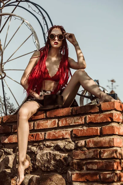 Menina Glamourosa Com Dreadlocks Escarlate Maiô Vermelho Óculos Solda Senta — Fotografia de Stock