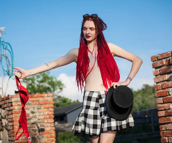 Menina Glamourosa Semi Nua Com Dreadlocks Escarlate Óculos Solda Fecha — Fotografia de Stock