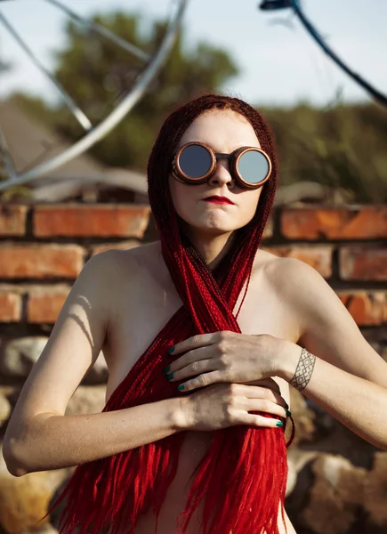 Chica Glamorosa Semi Desnuda Con Rastas Escarlata Gafas Soldadura Cierra —  Fotos de Stock
