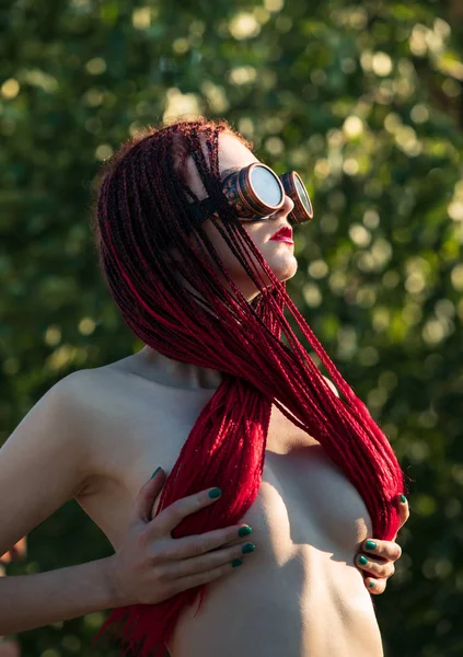 Scarlet Dreadlocks Gözlük Kaynak Ile Yarı Çıplak Göz Alıcı Kız — Stok fotoğraf