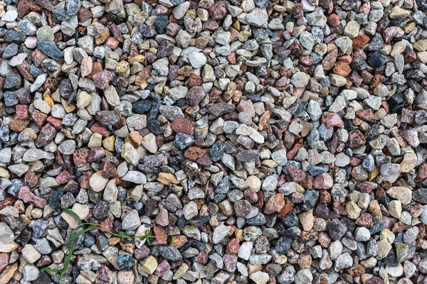 Разные цветные камни и галька на пляже. Различные цвета и текстуры
