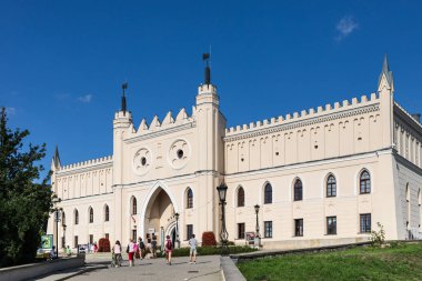 Lublin, Polonya - 27 Temmuz 2018: Royal Castle, Lublin, turist ile Köprü. Bir ortaçağ kalesi, Lublin bitişik Old Town bölgesinde ve şehir merkezine yakın Lublin kalesidir