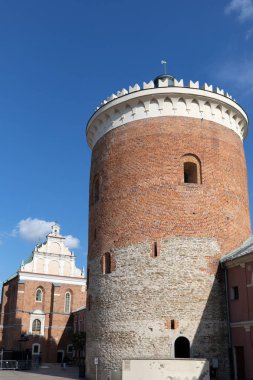 Lublin, Polonya - 27 Temmuz 2018: Tower of Royal Castle, Lublin parlak mavi gökyüzü karşı. Bir ortaçağ kalesi, Lublin bitişik Old Town bölgesinde ve şehir merkezine yakın Lublin kalesidir