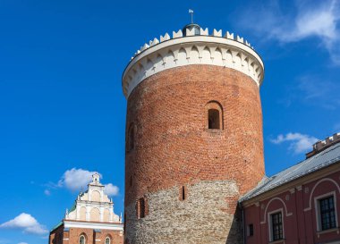 Lublin, Polonya - 27 Temmuz 2018: Tower of Royal Castle, Lublin parlak mavi gökyüzü karşı. Bir ortaçağ kalesi, Lublin bitişik Old Town bölgesinde ve şehir merkezine yakın Lublin kalesidir