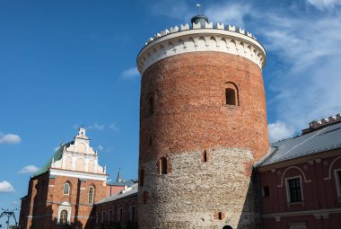 Lublin, Polonya - 27 Temmuz 2018: Tower of Royal Castle, Lublin parlak mavi gökyüzü karşı. Bir ortaçağ kalesi, Lublin bitişik Old Town bölgesinde ve şehir merkezine yakın Lublin kalesidir