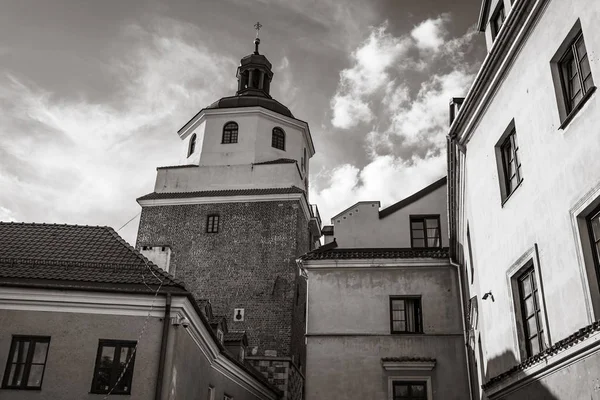 路地やルブリンの旧市街の建築物のルブリン ポーランド 2018 黒と白のイメージ ルブリンはポーランドで 番目に大きな都市です — ストック写真