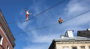Lublin, Polonya - 27 Temmuz 2018: İp walkers kentsel highline Festivali'nde Lublin şehir uzayda yer. Lublin Polonya'dokuzuncu büyük şehridir.