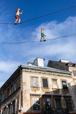 Lublin, Polonya - 27 Temmuz 2018: İp walkers kentsel highline Festivali'nde Lublin şehir uzayda yer. Lublin Polonya'dokuzuncu büyük şehridir.