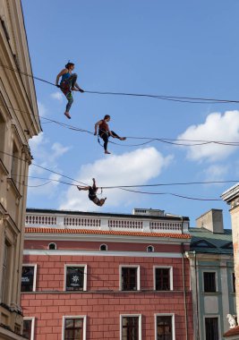 Lublin, Polonya - 27 Temmuz 2018: İp walkers kentsel highline Festivali'nde Lublin şehir uzayda yer. Lublin Polonya'dokuzuncu büyük şehridir.