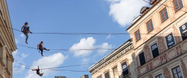 Lublin, Polonya - 27 Temmuz 2018: İp walkers kentsel highline Festivali'nde Lublin şehir uzayda yer. Lublin Polonya'dokuzuncu büyük şehridir.