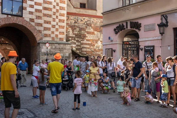 Lublin, Polonya - 27 Temmuz 2018: Kalabalık turist ve tatilciler Lublin eski şehir sokaklarında. Lublin Polonya'dokuzuncu büyük şehridir