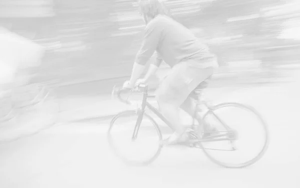 Lichtgrijze Achtergrond Man Een Fiets Een Stad — Stockfoto