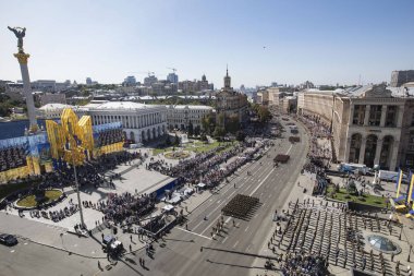 Kiev, Ukrayna - 24 Ağustos 2018: Kiev askeri geçit töreni. Ukrayna'nın bağımsızlık günü vesilesiyle Mart'ta askeri ekipman ve ordu askerlerinin sütun