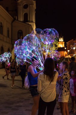 Lublin, Polonya - 27 Temmuz 2018: Led şeffaf balon ile çok renkli ışık saçan garland. Gece de canlı ışıklar. Lublin sokakların ışıklı balon