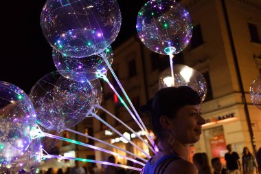 Lublin, Polonya - 27 Temmuz 2018: Led şeffaf balon ile çok renkli ışık saçan garland. Gece de canlı ışıklar. Lublin sokakların ışıklı balon