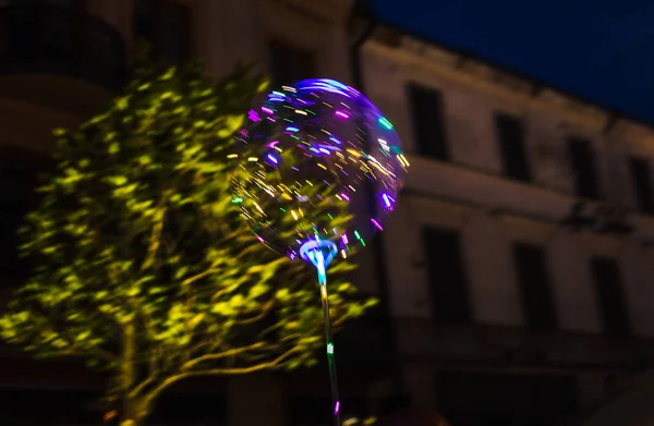 卢布林 2018年7月27日 Led 透明气球与多色发光花环 夜晚的灯光很鲜艳 在卢布林街道上的照明气球 — 图库照片