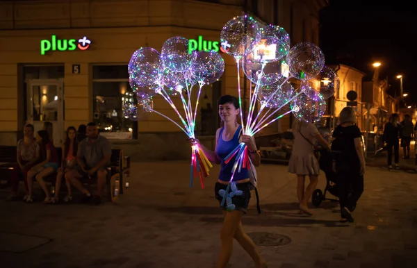 卢布林 2018年7月27日 Led 透明气球与多色发光花环 夜晚的灯光很鲜艳 在卢布林街道上的照明气球 — 图库照片