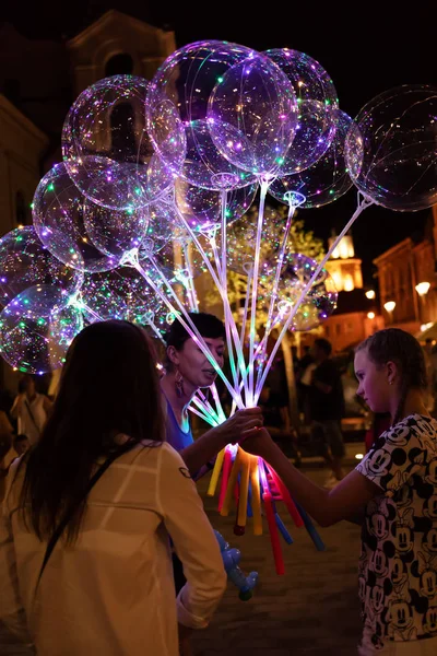 Lublin Polsko Července 2018 Led Transparentní Bublina Pestrobarevným Svítící Věnec — Stock fotografie