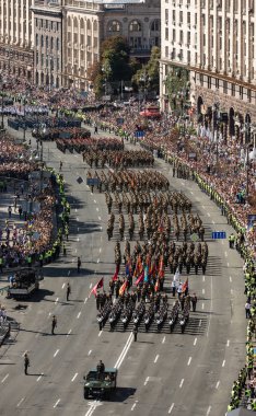 Kiev, Ukrayna - 24 Ağustos 2018: Kiev askeri geçit töreni. Ukrayna'nın bağımsızlık günü vesilesiyle Mart'ta askeri ekipman ve ordu askerlerinin sütun
