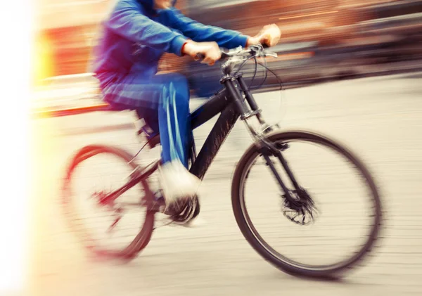 城市道路上骑车人模糊形象的抽象 故意运动模糊与色彩移位 — 图库照片