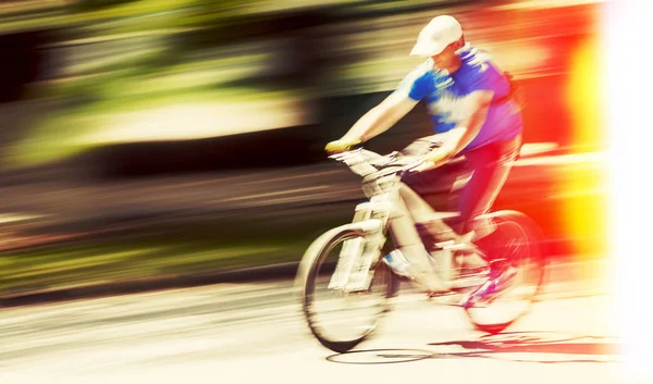 Абстрактное Размытое Изображение Велосипедиста Городской Дороге Намеренное Размытие Движения Цветовой — стоковое фото
