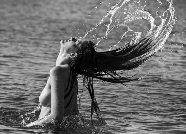 hareket dondurmak deniz su saçları olan bir kız