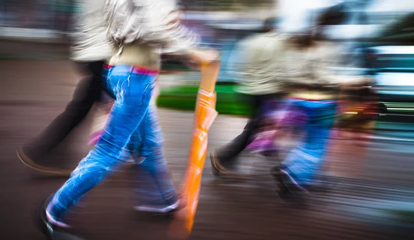 Abstracte Softfocus Beeld Van Een Groep Jonge Mensen Haast Hun — Stockfoto