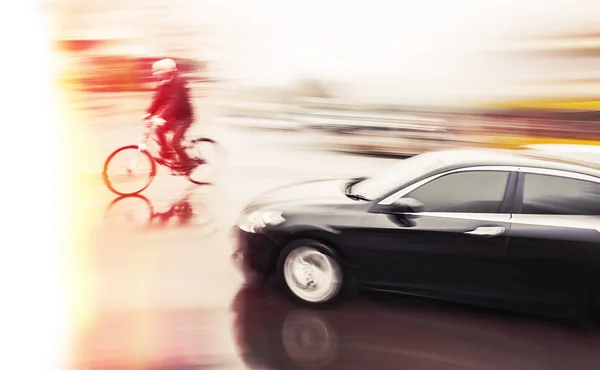 交通事故 危险城市交通情况与自行车和汽车在运动模糊和颜色转移 — 图库照片