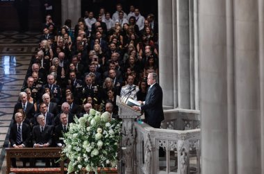 Washington D.C., ABD - Eylül 01, 2018: ABD'li Senatör John Mccain, Washington, ABD tarihinde 1 Eylül 2018 National Cathedral anma töreni eski ABD Başkanı George Bush konuştu