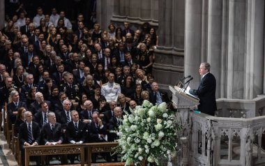 Washington D.C., ABD - Eylül 01, 2018: ABD'li Senatör John Mccain, Washington, ABD tarihinde 1 Eylül 2018 National Cathedral anma töreni eski ABD Başkanı George Bush konuştu