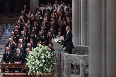 Washington D.C., ABD - Eylül 01, 2018: ABD'li Senatör John Mccain, Washington, ABD tarihinde 1 Eylül 2018 National Cathedral anma töreni eski ABD Başkanı Barack Obama konuştu