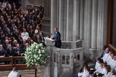 Washington D.C., ABD - Eylül 01, 2018: ABD'li Senatör John Mccain, Washington, ABD tarihinde 1 Eylül 2018 National Cathedral anma töreni eski ABD Başkanı Barack Obama konuştu