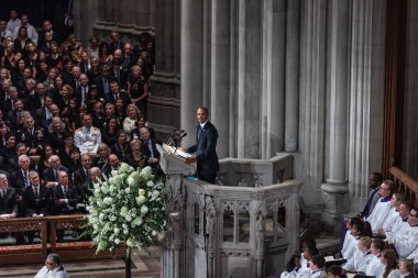 Washington D.C., ABD - Eylül 01, 2018: ABD'li Senatör John Mccain, Washington, ABD tarihinde 1 Eylül 2018 National Cathedral anma töreni eski ABD Başkanı Barack Obama konuştu