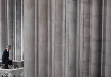 Washington D.C., ABD - Eylül 01, 2018: Eski ABD Başkanı Barack Obama, ABD'li Senatör John Mccain, Washington, ABD'deki ulusal Katedrali anma töreni konuştuktan sonra sahne bırakarak