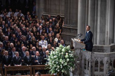 Washington D.C., ABD - Eylül 01, 2018: ABD'li Senatör John Mccain, Washington, ABD tarihinde 1 Eylül 2018 National Cathedral anma töreni eski ABD Başkanı Barack Obama konuştu