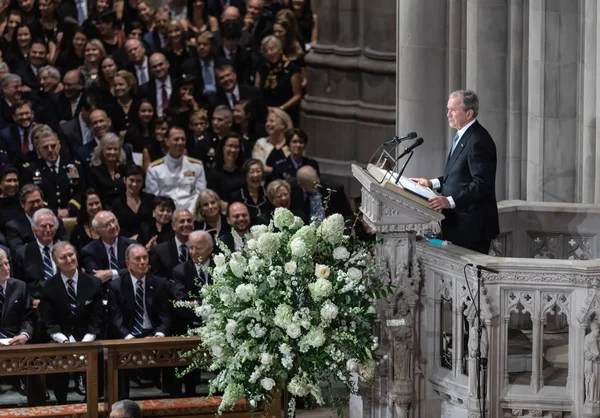 2018 アメリカ合衆国のワシントン国立大聖堂での米国の上院議員ジョン マケインの追悼式でワシントン アメリカ合衆国 2018 元米国大統領ジョージ ブッシュのスポーク — ストック写真