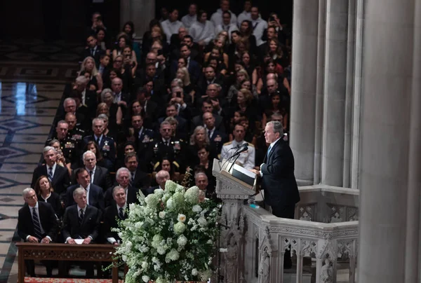 Washington D.C., ABD - Eylül 01, 2018: ABD'li Senatör John Mccain, Washington, ABD tarihinde 1 Eylül 2018 National Cathedral anma töreni eski ABD Başkanı George Bush konuştu