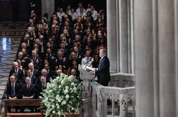 Washington D.C., ABD - Eylül 01, 2018: ABD'li Senatör John Mccain, Washington, ABD tarihinde 1 Eylül 2018 National Cathedral anma töreni eski ABD Başkanı George Bush konuştu