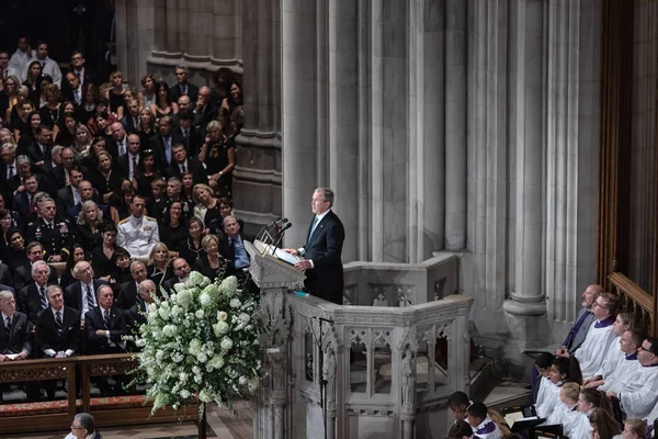 Washington D.C., ABD - Eylül 01, 2018: ABD'li Senatör John Mccain, Washington, ABD tarihinde 1 Eylül 2018 National Cathedral anma töreni eski ABD Başkanı George Bush konuştu