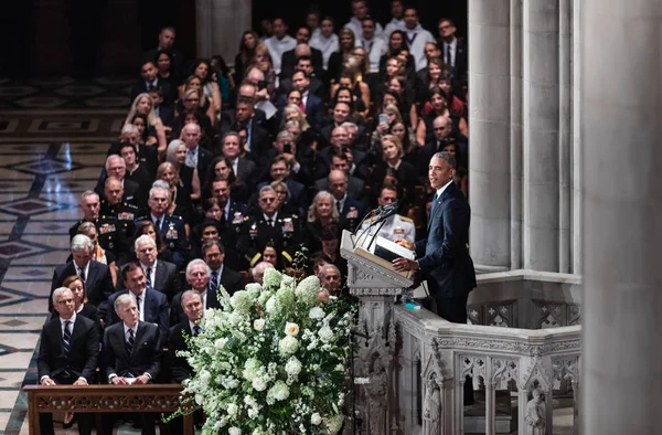 Washington D.C., ABD - Eylül 01, 2018: ABD'li Senatör John Mccain, Washington, ABD tarihinde 1 Eylül 2018 National Cathedral anma töreni eski ABD Başkanı Barack Obama konuştu