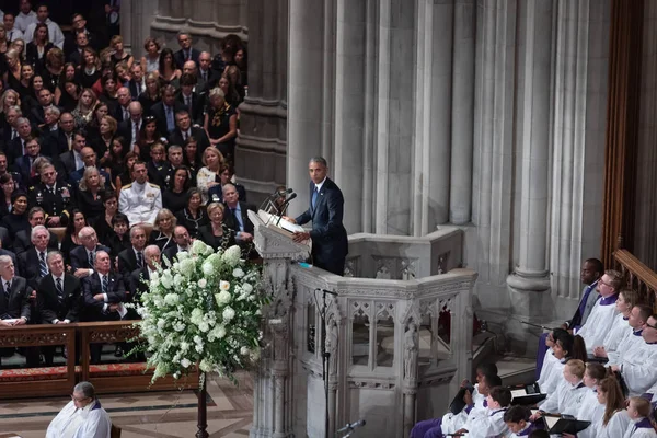 华盛顿 2018年9月01日 美国前总统奥巴马在2018年9月1日在美国华盛顿国家大教堂举行的美国参议员约翰 麦凯恩纪念仪式上发表讲话 — 图库照片